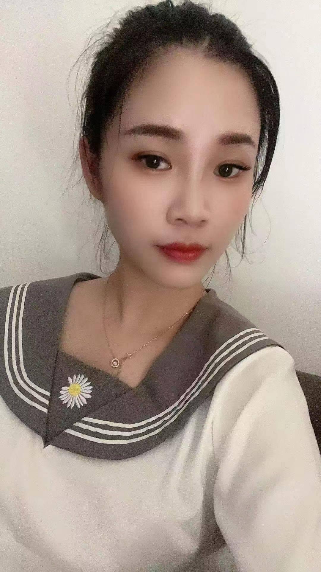 穿衣服很朴素  干净 关键是比较好聊